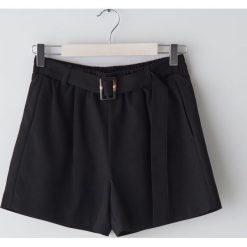 Spodenki typu paperbag - Czarny. Czarne szorty damskie Sinsay, s, bez wzorów. Za 49,99 zł.