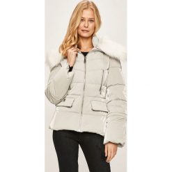 Guess Jeans - Kurtka. Szare kurtki damskie Guess Jeans, s, z aplikacjami, z poliesteru, krótkie. W wyprzedaży za 499,90 zł.