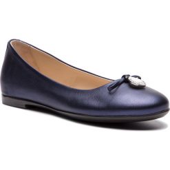 Baleriny EMPORIO ARMANI - XXD001 XON04 00285 D Blue Navy. Niebieskie baleriny damskie marki Emporio Armani, na co dzień, bez wzorów, ze skóry, klasyczne, bez obcasa, bez zapięcia. W wyprzedaży za 559,00 zł.