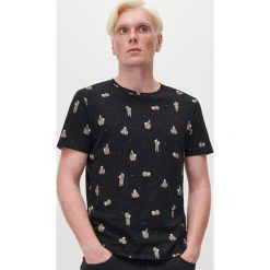 T-shirt z drobnym nadrukiem - Czarny. Czarne t-shirty męskie Reserved, s, z nadrukiem, bez kołnierzyka. Za 39,99 zł.