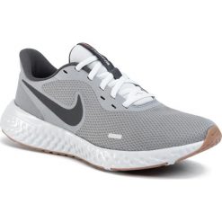 Buty NIKE - Revolution 5 BQ3204 008 Smoke Grey/Dk Smoke Grey. Szare buty sportowe męskie Nike, z tworzywa sztucznego, bez zapięcia, do biegania, nike revolution. Za 229,00 zł.
