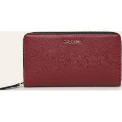 Calvin Klein - Portfel. Brązowe portfele damskie Calvin Klein, bez wzorów, ze skóry ekologicznej. Za 299,90 zł.