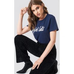 Galore x NA-KD T-shirt Oversized Girl Cult - Blue. Niebieskie t-shirty damskie marki Galore x NA-KD, z nadrukiem, z okrągłym kołnierzem. W wyprzedaży za 32,38 zł.