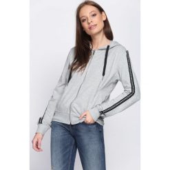 Jasnoszara Bluza Radiant. Szare bluzy damskie marki Born2be, s, z nadrukiem, bez rękawów, z kapturem. Za 89,99 zł.
