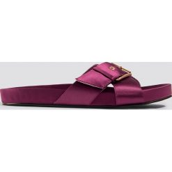 NA-KD Shoes Satynowe klapki z klamrami - Purple. Fioletowe klapki damskie NA-KD Shoes, w paski, z satyny. Za 121,95 zł.