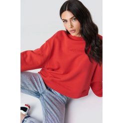 Samsoe & Samsoe Bluza Jaya - Red. Czerwone bluzy damskie marki Samsøe & Samsøe, z napisami, z długim rękawem, długie, bez kaptura. W wyprzedaży za 218,97 zł.