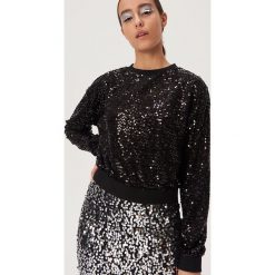 Brokatowa bluza - Czarny. Czarne bluzy damskie Sinsay, s. W wyprzedaży za 39,99 zł.