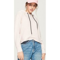 Krótka bluza z kapturem - Różowy. Czerwone bluzy rozpinane damskie Sinsay, l, z krótkim rękawem, krótkie, z kapturem. Za 49,99 zł.