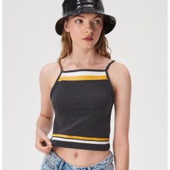 Top z dekoltem halter - Szary. Szare topy damskie Sinsay, s, bez wzorów, bez kołnierzyka. W wyprzedaży za 9,99 zł.
