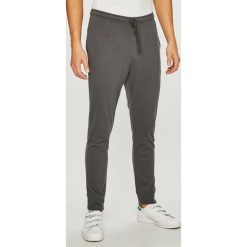 Emporio Armani - Spodnie. Szare spodnie męskie marki Emporio Armani, na co dzień, m, bez wzorów, z bawełny, casualowe. W wyprzedaży za 219,90 zł.