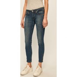 Tommy Jeans - Jeansy Scarlett. Niebieskie rurki damskie Tommy Jeans, z aplikacjami, z elastanu, z obniżonym stanem. Za 449,90 zł.