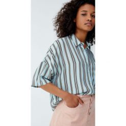 Luźna koszula basic z nadrukiem. Niebieskie koszule damskie Pull&Bear, z nadrukiem, bez kołnierzyka, z krótkim rękawem. Za 59,90 zł.