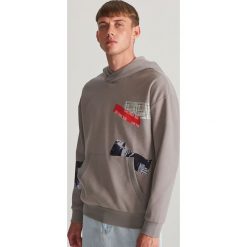 Bluza z nadrukiem - Szary. Szare bluzy męskie Reserved, s, z nadrukiem, bez kołnierzyka, bez rękawów, bez kaptura. Za 139,99 zł.
