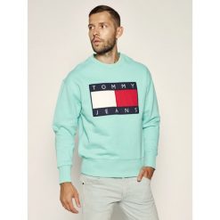 Bluza Tommy Jeans Tjm Flag Crew DM0DM07201. Niebieskie bluzy męskie Tommy Jeans, m, bez wzorów, z jeansu, bez kołnierzyka, bez rękawów, bez kaptura. W wyprzedaży za 409,00 zł.
