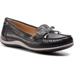 Mokasyny GEOX - D Vega Moc B D92DNB 043BC C0005 Black/Dk Grey. Czarne mokasyny damskie Geox, na co dzień, bez wzorów, ze skóry ekologicznej, bez obcasa, na płaskiej podeszwie, bez zapięcia. W wyprzedaży za 309,00 zł.