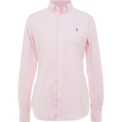 Polo Ralph Lauren OXFORD SLIM FIT Koszula deco pink. Czerwone koszulki polo damskie marki Polo Ralph Lauren, z bawełny, polo. Za 459,00 zł.
