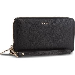 Duży Portfel Damski DKNY - Wristlet R83LA660 Blk/Gold BGD. Czarne portfele damskie DKNY, bez wzorów, ze skóry. W wyprzedaży za 349,00 zł.