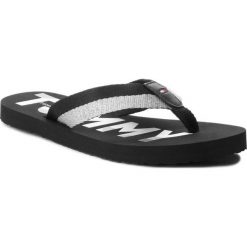 Japonki TOMMY HILFIGER Glitter Strap Beach Sandal FW0FW02957. Czerwone klapki damskie TOMMY HILFIGER, bez wzorów, bez obcasa. W wyprzedaży za 89,00 zł.