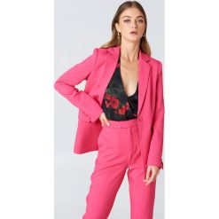 Marynarki i żakiety damskie: NA-KD Trend Marynarka z poduszkami na ramionach – Pink