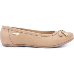 Płaskie balerinki z kokardką - skóra naturalna - model 012 - kolor camelowy. Baleriny damskie Zapato, bez wzorów, ze skóry, bez obcasa, na płaskiej podeszwie. W wyprzedaży za 173,40 zł.