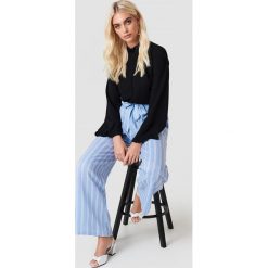 Andrea Hedenstedt x NA-KD Spodnie z wysokim stanem i wiązaniem - Blue,Multicolor. Niebieskie spodnie z wysokim stanem marki Andrea Hedenstedt x NA-KD. Za 161,95 zł.