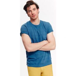 T-SHIRT MĘSKI ZE STRUKTURALNEJ DZIANINY. Niebieskie t-shirty męskie marki Top Secret, na lato, m, z bawełny, z klasycznym kołnierzykiem. W wyprzedaży za 19,99 zł.