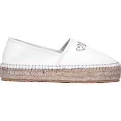 Love Moschino Espadryle Biały. Białe espadryle damskie Love Moschino, z aplikacjami, ze skóry, bez obcasa. Za 728,95 zł.