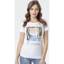 Biały T-shirt Lysiniassi. Białe bluzki damskie Born2be, s, z nadrukiem, glamour, z okrągłym kołnierzem. Za 49,99 zł.
