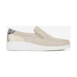 Geox Tahina Slip On Buty Beżowy. Brązowe trampki i tenisówki damskie Geox, bez wzorów, ze skóry, bez zapięcia. Za 430,95 zł.