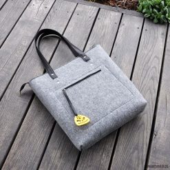 Top Glam - torebka filcowa na ramię - szara. Szare topy damskie Pakamera, xxl, bez wzorów, bez kołnierzyka. Za 150,00 zł.