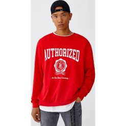 Bluza z literami. Czerwone bluzy męskie Pull&Bear, m, bez wzorów, bez kołnierzyka, bez rękawów, bez kaptura. Za 59,90 zł.