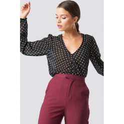 NA-KD Boho Bluzka z drapowaniem - Black. Czarne bluzki damskie NA-KD Boho, bez wzorów, z poliesteru, boho, bez kołnierzyka, bez rękawów. Za 121,95 zł.