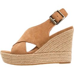 UGG HARLOW Sandały na obcasie chestnut. Brązowe rzymianki damskie Ugg, z materiału, na obcasie. Za 629,00 zł.