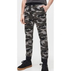 Bawełniane joggery slim - Szary. Szare spodnie męskie Cropp, m, z bawełny. Za 119,99 zł.