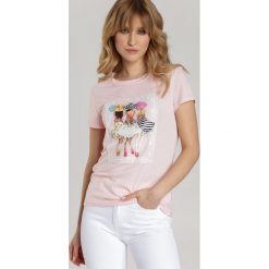 Jasnoróżowy T-shirt Kleora. Różowe bluzki dziewczęce Renee, z haftami, z okrągłym kołnierzem, z krótkim rękawem, krótkie, bez kaptura. Za 49,99 zł.