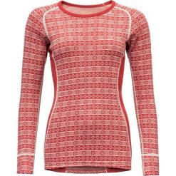 Devold koszulka damska Alnes Woman Shirt Chili XL. Czerwone koszulki damskie termoaktywne Devold, xl, bez wzorów, z wełny, bez kołnierzyka, z długim rękawem, długie, bez kaptura, outdoorowe. Za 409,00 zł.
