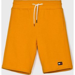 Tommy Hilfiger - Szorty dziecięce 128-176 cm. Żółte spodenki chłopięce TOMMY HILFIGER, bez wzorów, z elastanu, casualowe. W wyprzedaży za 139,90 zł.