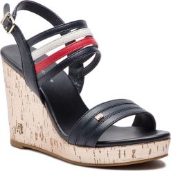 Sandały TOMMY HILFIGER - Strappy Wedge Sandal FW0FW03665 Rwb 020. Klapki damskie TOMMY HILFIGER. W wyprzedaży za 319,00 zł.