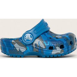 Crocs - Klapki dziecięce. Niebieskie sandały chłopięce Crocs, z gumy, bez zapięcia. Za 129,90 zł.
