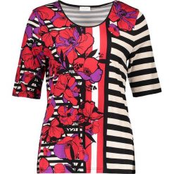Koszulka w kolorze czerwono-czarnym. Czerwone koszulki damskie marki Gerry Weber, na co dzień, z wiskozy, z okrągłym kołnierzem. W wyprzedaży za 65,95 zł.