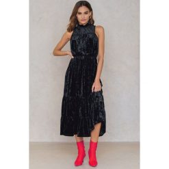 NA-KD Party Aksamitna sukienka maksi - Black. Czarne sukienki damskie NA-KD Party, na imprezę, bez wzorów, z elastanu, z falbankami, bez rękawów. W wyprzedaży za 64,97 zł.