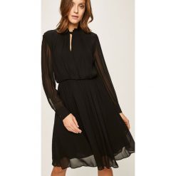 Calvin Klein - Sukienka. Czarne sukienki damskie Calvin Klein, na co dzień, s, bez wzorów, z poliesteru, casualowe, bez kołnierzyka, z długim rękawem, długie, mini, proste. Za 1049,00 zł.