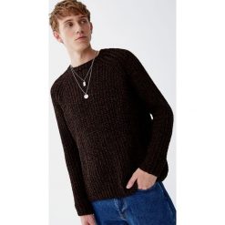 Gruby szenilowy sweter w czekoladowym kolorze. Brązowe swetry klasyczne męskie Pull&Bear, m. Za 109,00 zł.
