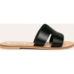 Steve Madden - Klapki skórzane Grayson. Czarne klapki damskie Steve Madden, bez wzorów, ze skóry, bez obcasa, na obcasie. Za 259,90 zł.