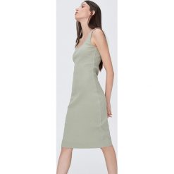 Dopasowana sukienka basic - Zielony. Zielone sukienki damskie Sinsay, xs, bez wzorów, bez kołnierzyka, bez rękawów, dopasowane. W wyprzedaży za 19,99 zł.