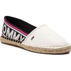 Espadryle TOMMY JEANS - Pop Webbing Espadrille EN0EN00434 White 100. Czarne espadryle damskie marki Tommy Jeans, bez wzorów, z jeansu, bez obcasa, na płaskiej podeszwie, bez zapięcia. Za 269,00 zł.