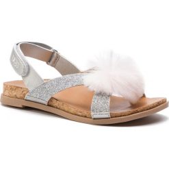 Sandały UGG - K Fonda 1102710K K/Slvr. Szare sandały dziewczęce Ugg, ze skóry ekologicznej, bez zapięcia. W wyprzedaży za 209,00 zł.