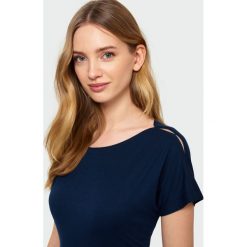 Klasyczny top z lamówką. Bluzki damskie Greenpoint, bez wzorów, z elastanu, klasyczne, z klasycznym kołnierzykiem, bez rękawów. Za 49,99 zł.
