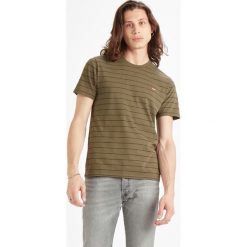 Levi's Koszulka Zielony. Zielone podkoszulki męskie Levi's®, s, w paski, z bawełny, bez kołnierzyka, krótkie. Za 102,95 zł.