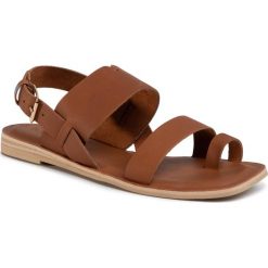 Sandały TOMS - Freya 10015132 Tan Veg Tan. Pomarańczowe klapki damskie Toms, bez wzorów, ze skóry ekologicznej, bez obcasa, na obcasie. W wyprzedaży za 259,00 zł.